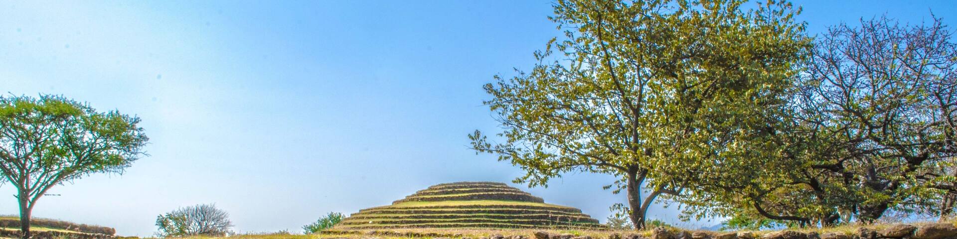 Foto panoramica de piramides circulares Los Huachimontones en Teuchitlan Jalisco México