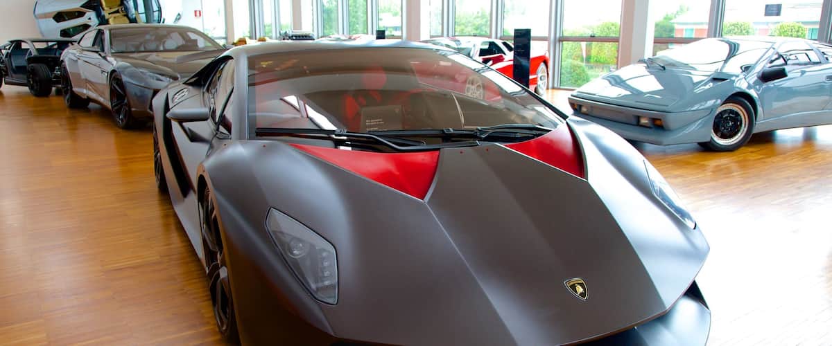 Museo Lamborghini mostrando vistas de interior