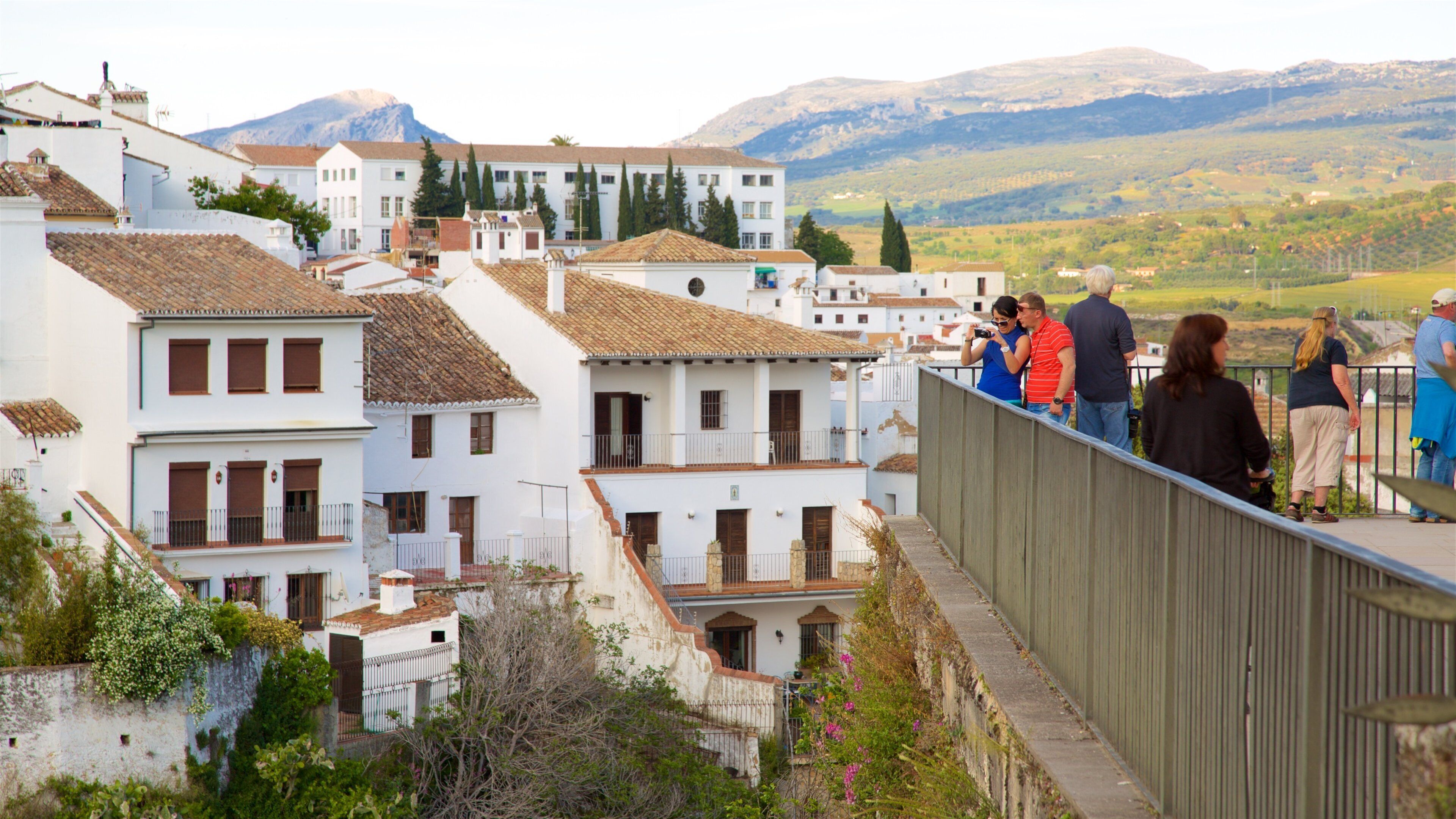 El Tajo-kløften fasiliteter samt utsikt og liten by eller landsby i tillegg til en stor gruppe med mennesker