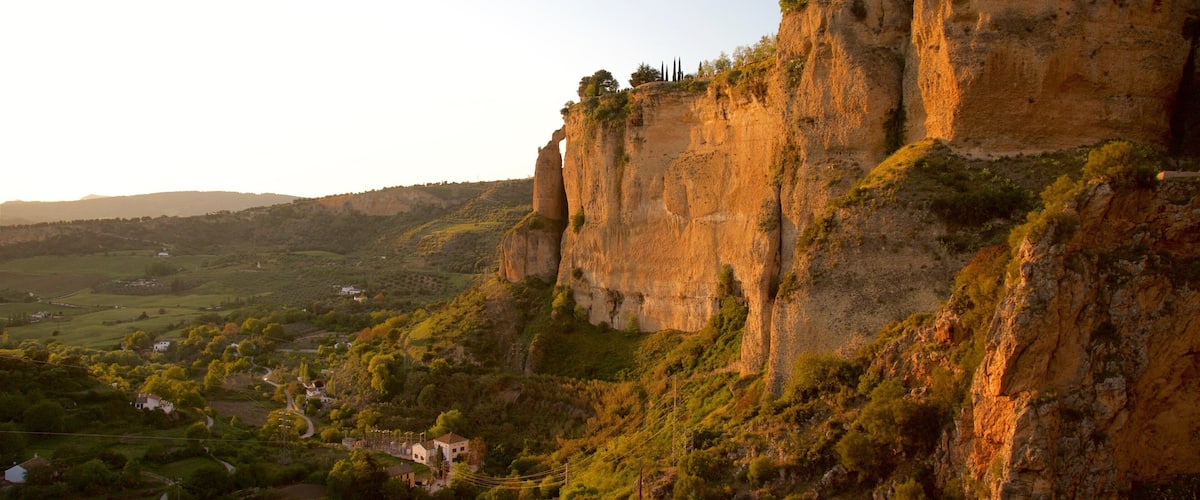 Gorge d\'El Tajo mettant en vedette ferme, gorge ou canyon et coucher de soleil