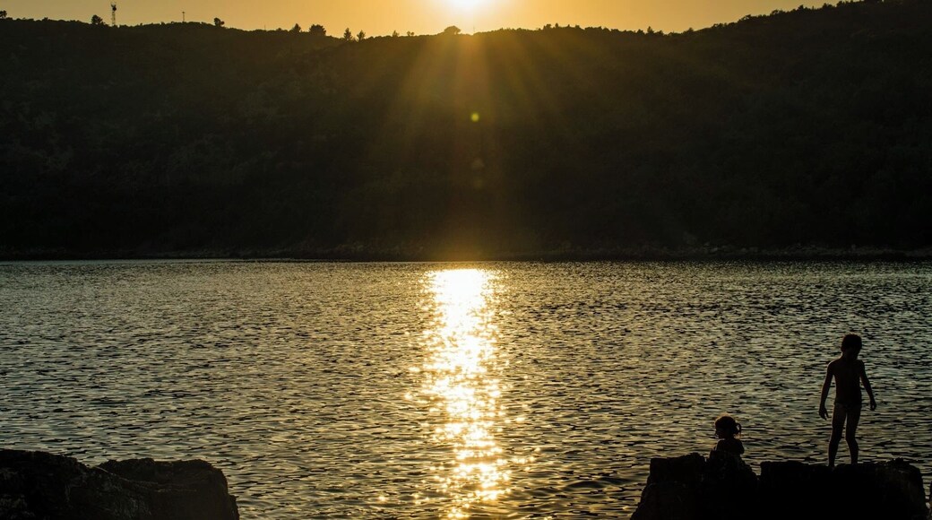 Sunset by Maljevik after a good evening swim! Beautifull last sunshines on the beach where 2 kids where playing.
#BeachTips #TroverOn #Montenegro