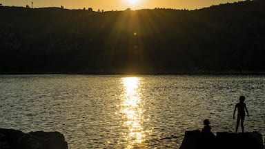 Sunset by Maljevik after a good evening swim! Beautifull last sunshines on the beach where 2 kids where playing.
#BeachTips #TroverOn #Montenegro
