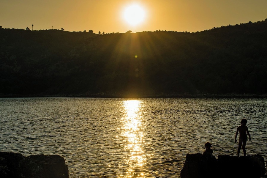 Sunset by Maljevik after a good evening swim! Beautifull last sunshines on the beach where 2 kids where playing.
#BeachTips #TroverOn #Montenegro