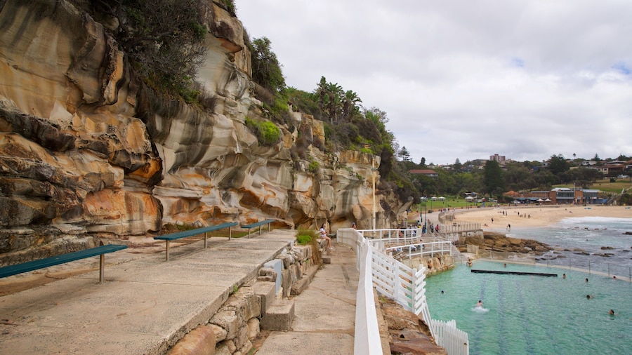 Bronte Beach showing general coastal views and rocky coastline