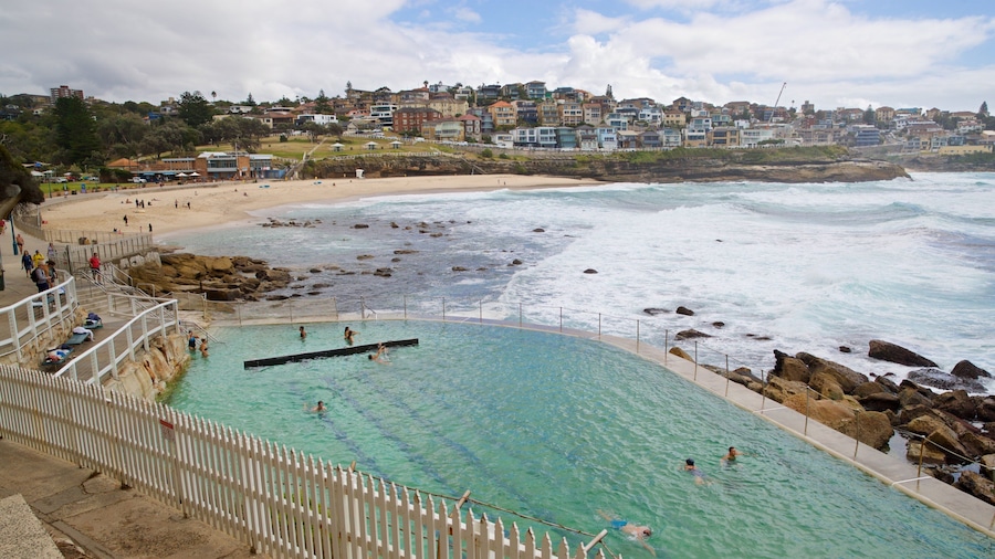 Bronte Beach which includes a coastal town and general coastal views