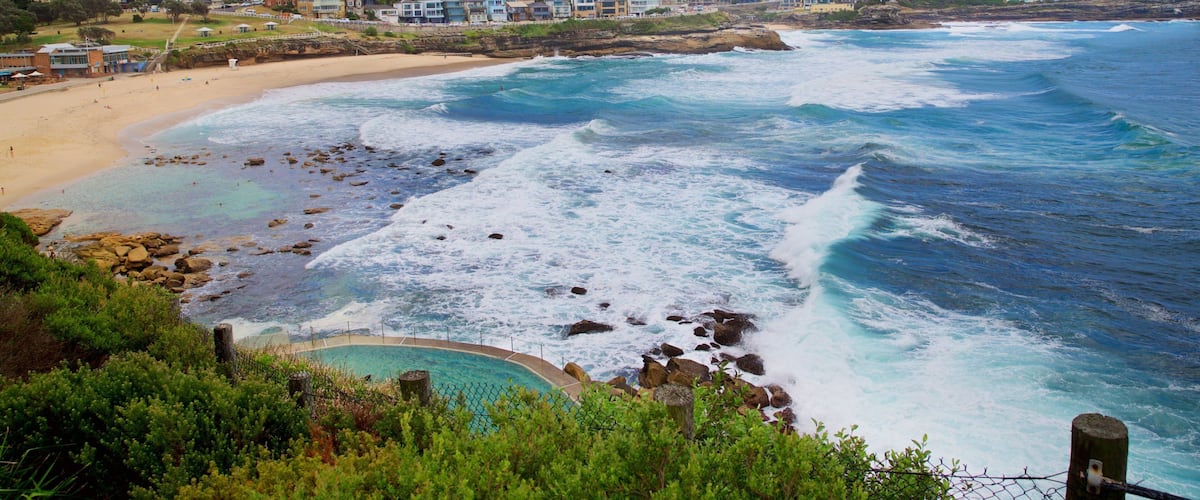 Bronte Beach which includes general coastal views and a coastal town