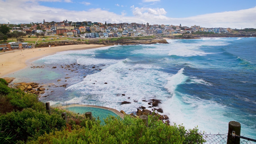 Playa de Bronte mostrando una ciudad costera y vistas generales de la costa