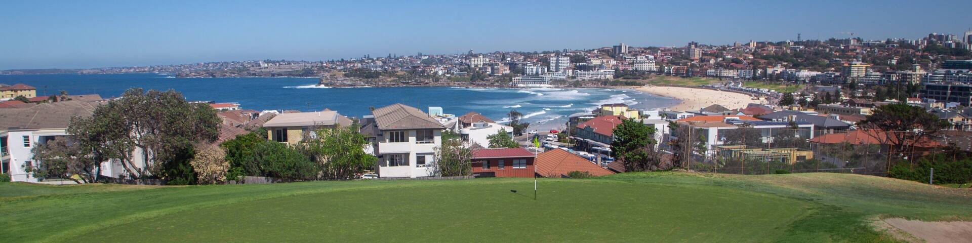 Bondi Golf Club showing a coastal town, golf and general coastal views