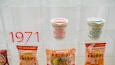 Paquetes de fideos instantáneos y un bote de 'Cup Noodle' de 1971.
