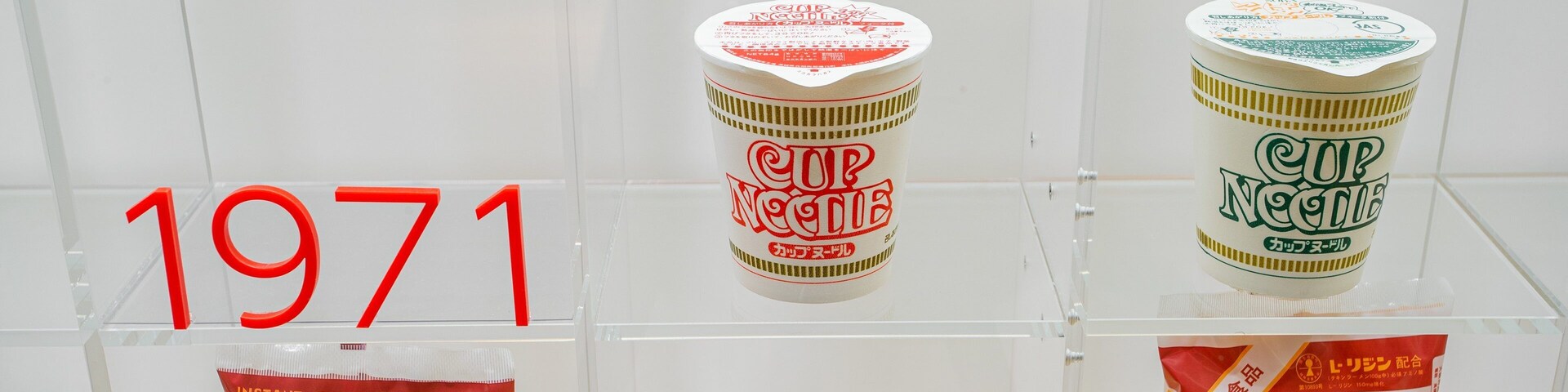 Paquetes de fideos instantáneos y un bote de 'Cup Noodle' de 1971.