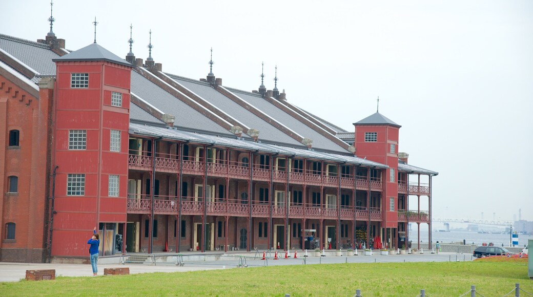 紅磚倉庫 其中包括 城市