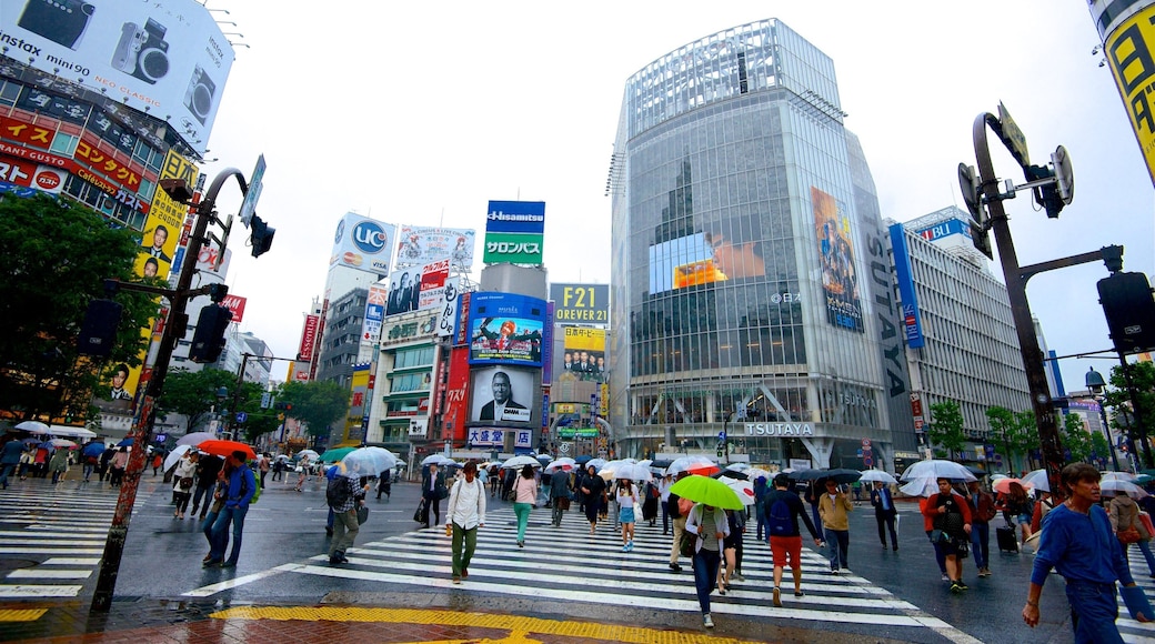 Cruce de Shibuya ofreciendo escenas urbanas, señalización y una ciudad