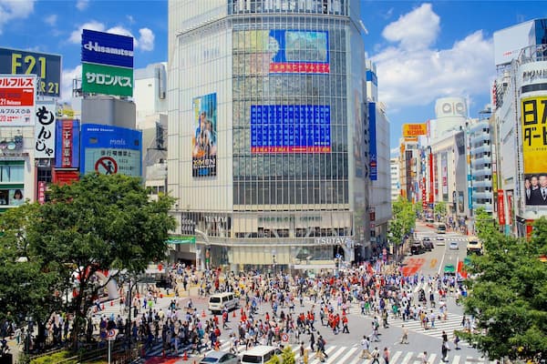 Shibuya Crossing mit einem Beschilderung, CBD und Stadt