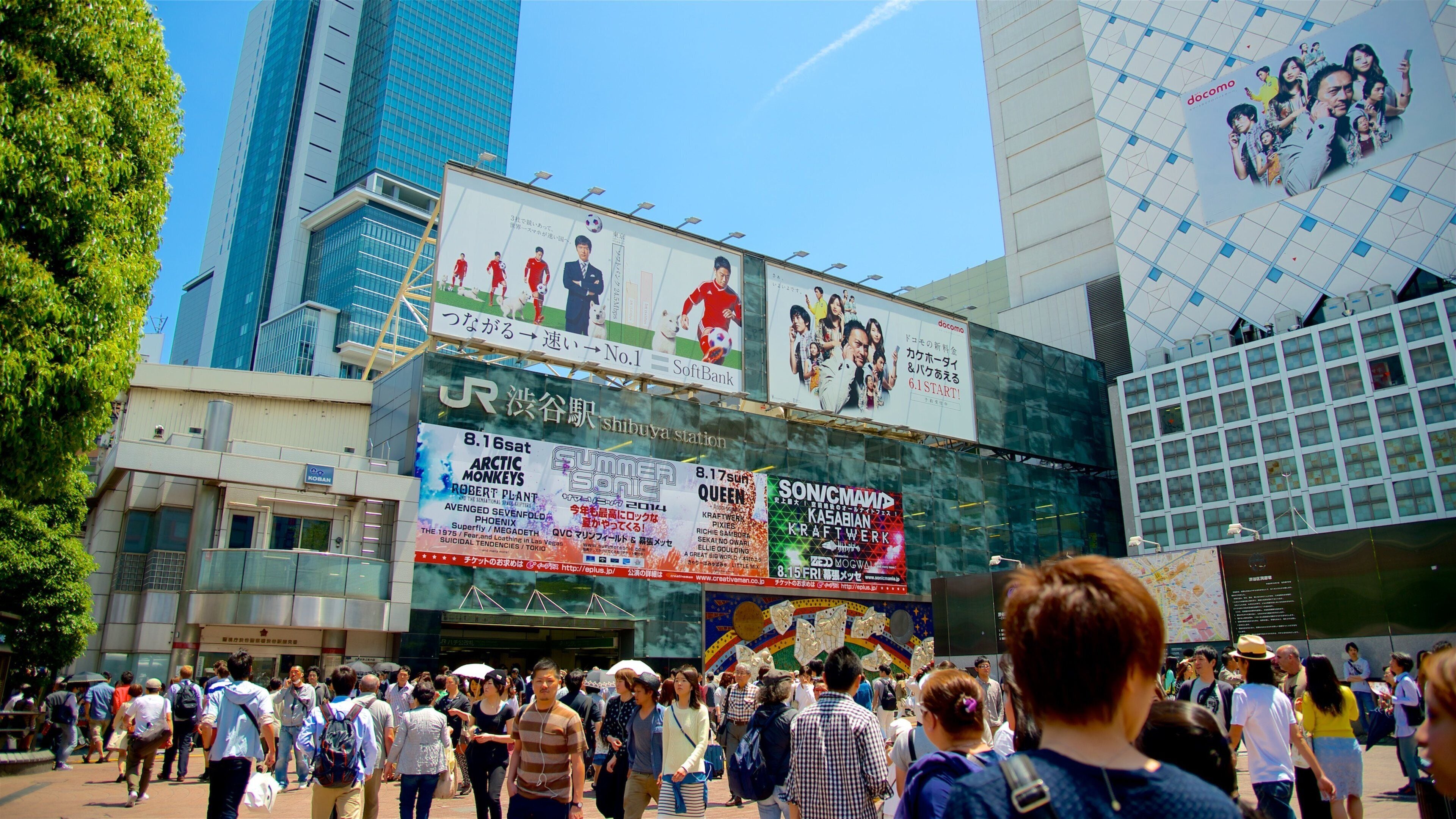 Shibuya-krydset som viser en by, det centrale forretningsområde og skiltning