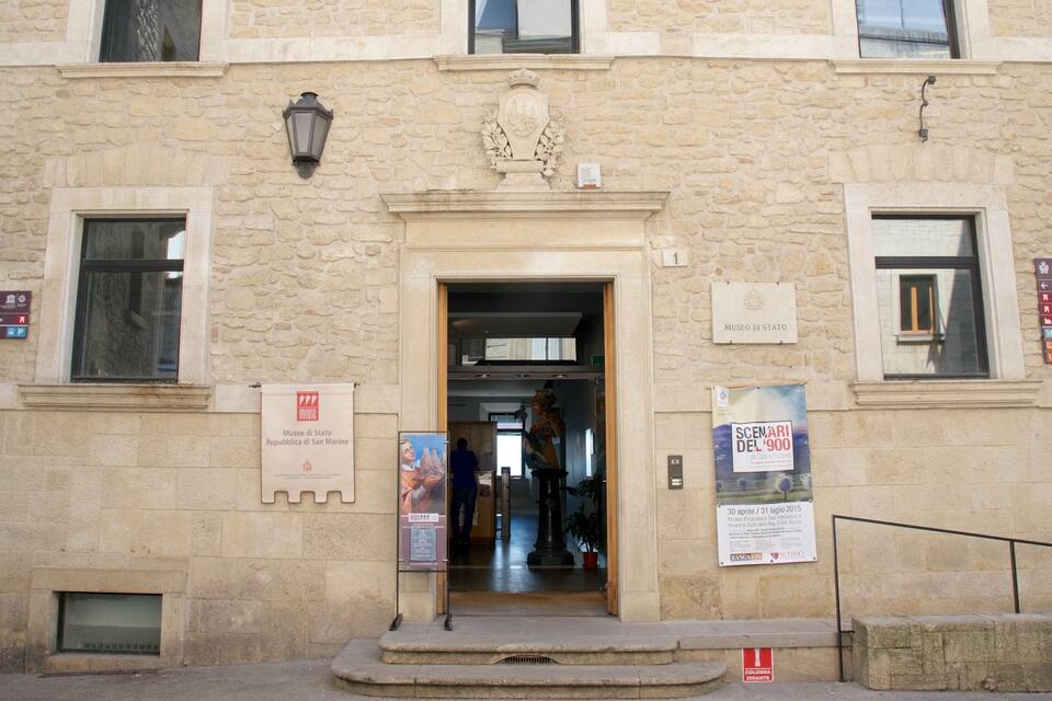 Ein Steinhaus mit einem Schild für das Staatsmuseum der Republik San Marino.