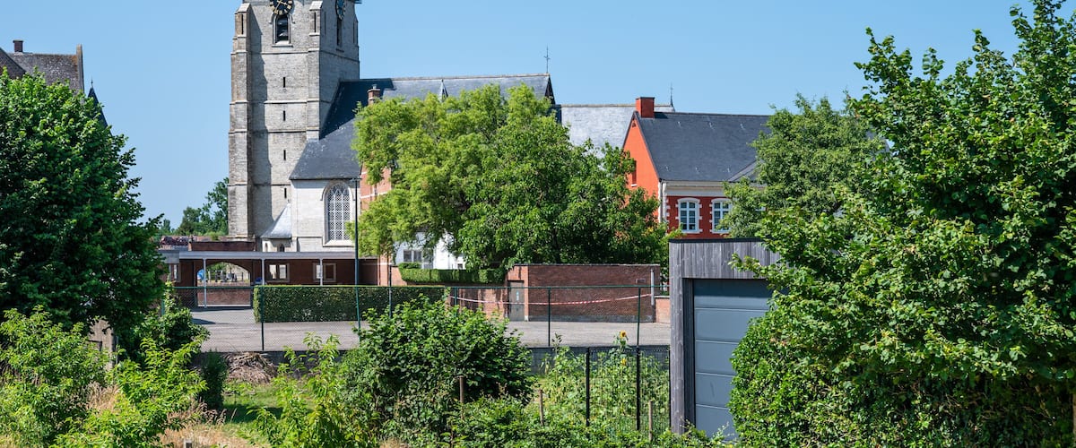 Eine Kirche mit einem hohen Kirchturm und einem Glockenturm.