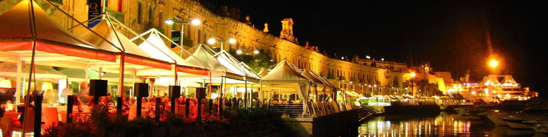 A lot of good bars at the waterfront. You'll find the Hard Rock Café there as well. A reservation for the weekend is recommended.