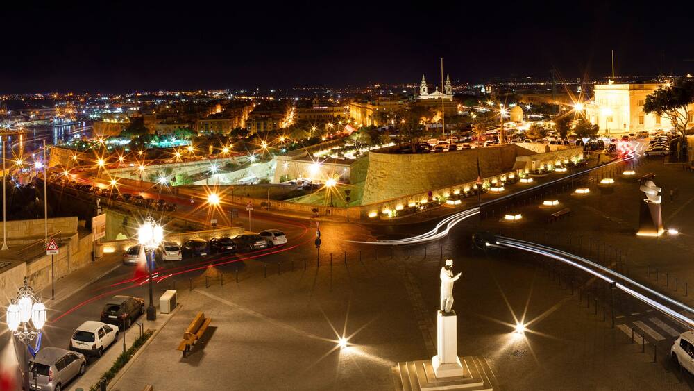 Malta Valetta Valetta Floriana Auberge de Castlille Kastlija, Panorama Stock Exchange cityscape night photography, xxl, long exposure, midnight, floriana, wide angle, weiter blick nachtaufnahme nachts