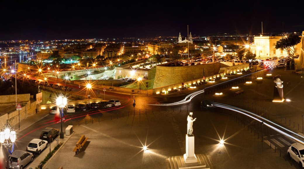 Malta Valetta Valetta Floriana Auberge de Castlille Kastlija, Panorama Stock Exchange cityscape night photography, xxl, long exposure, midnight, floriana, wide angle, weiter blick nachtaufnahme nachts