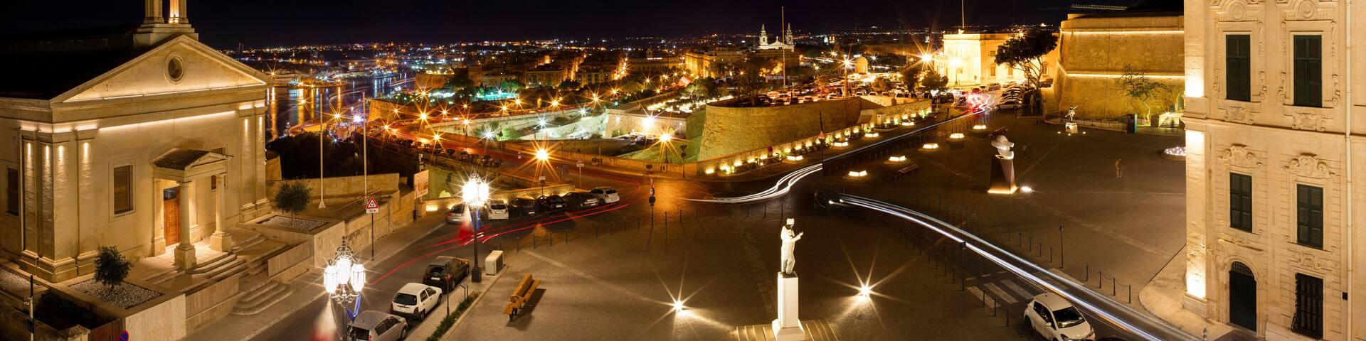 Malta Valetta Valetta Floriana Auberge de Castlille Kastlija, Panorama Stock Exchange cityscape night photography, xxl, long exposure, midnight, floriana, wide angle, weiter blick nachtaufnahme nachts