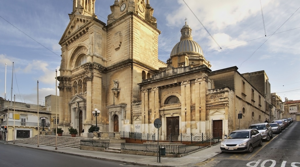 Een historische kerk met een opvallende klokkentoren en koepel.