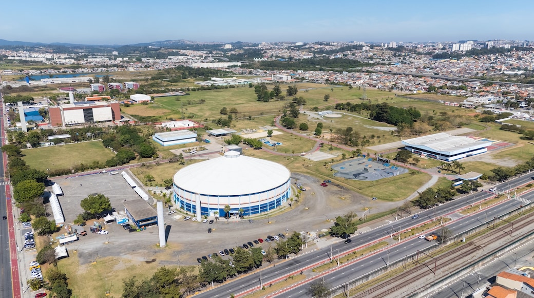 Visão aérea do Parque Max Feffer em Suzano, São Paulo, destacando áreas verdes, lago e infraestrutura de lazer no Alto Tietê.