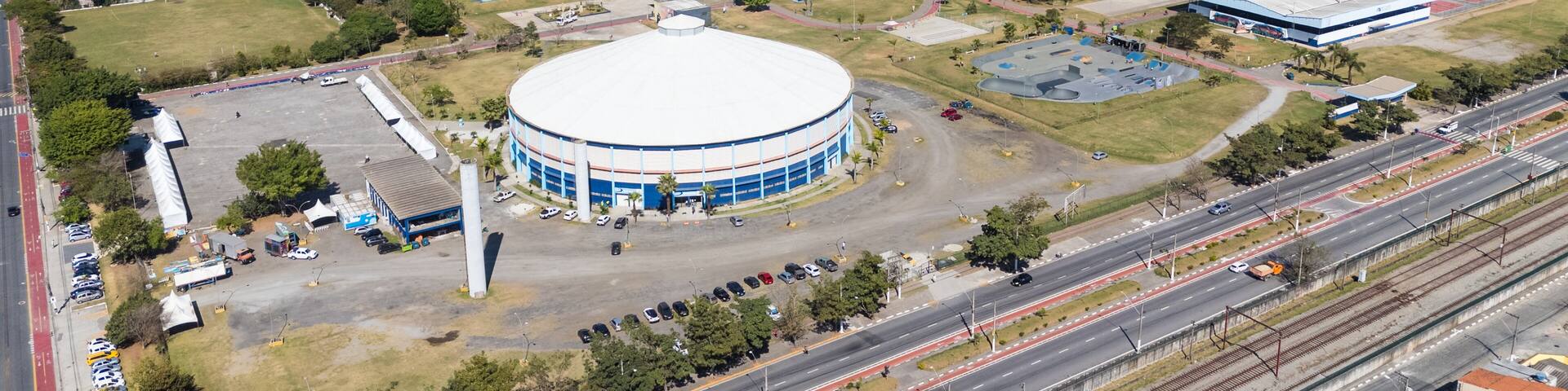 Visão aérea do Parque Max Feffer em Suzano, São Paulo, destacando áreas verdes, lago e infraestrutura de lazer no Alto Tietê.