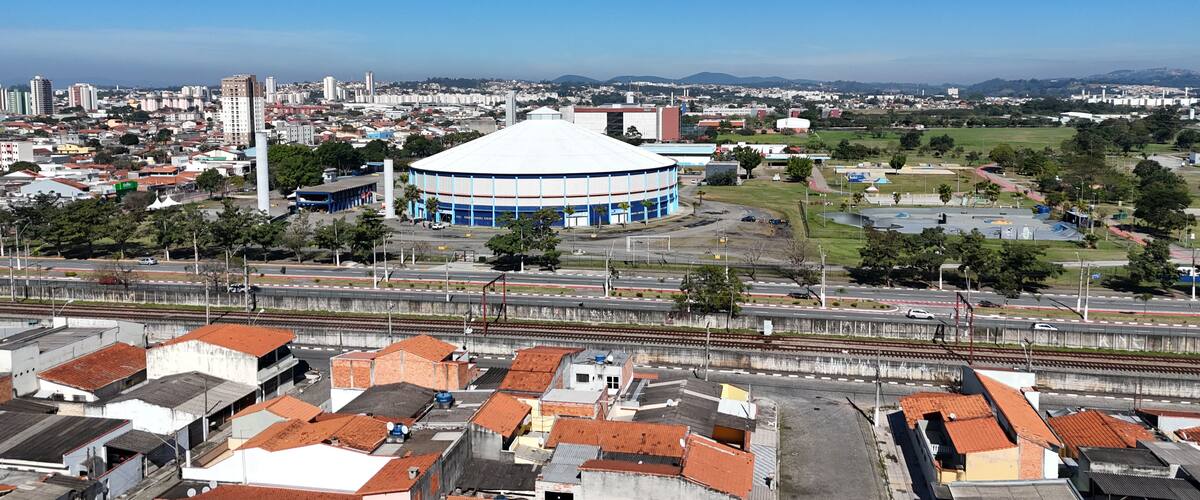 Parque Max Feffer em Suzano, destacando área verde, pista, arena e estrutura de lazer urbano.