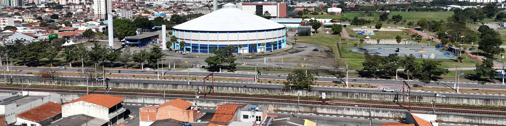 Parque Max Feffer em Suzano, destacando área verde, pista, arena e estrutura de lazer urbano.
