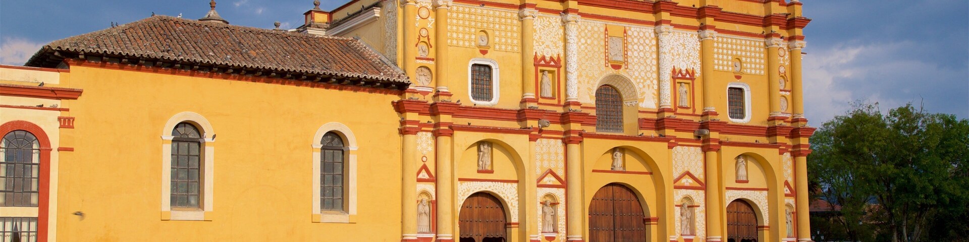 Catedral de San Cristobal de las Casas caracterizando arquitetura de patrimônio e uma praça ou plaza assim como um pequeno grupo de pessoas