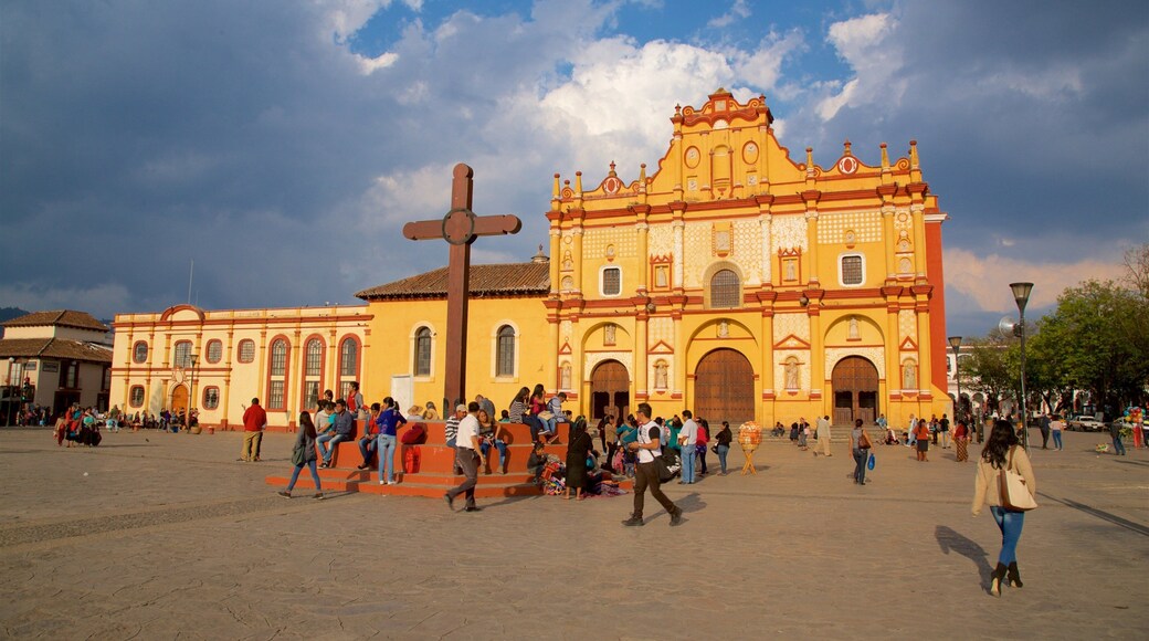 Catedral de San Cristóbal de las Casas mostrando una plaza y elementos patrimoniales y también un grupo pequeño de personas