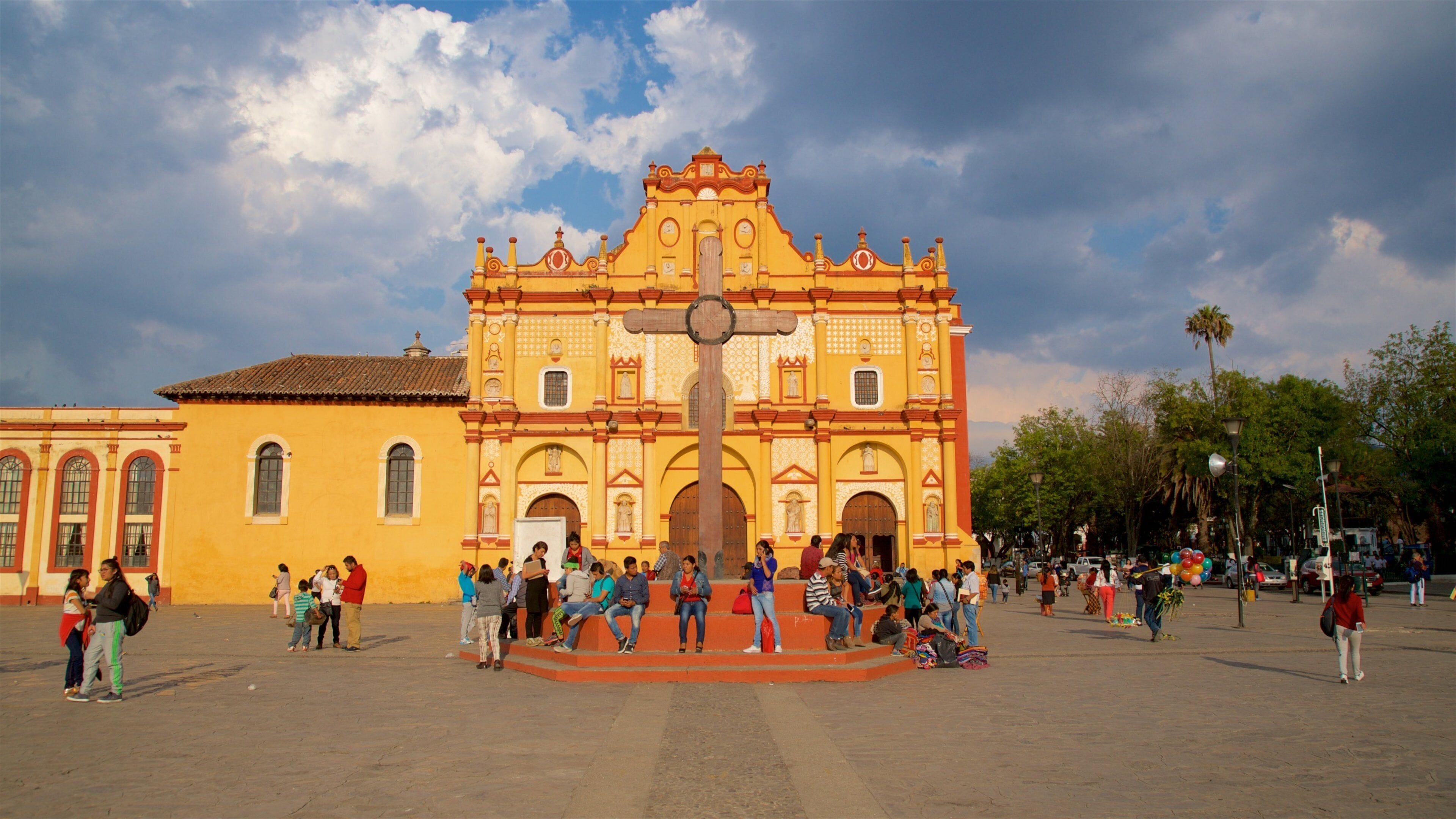 San Cristobal de las Casas Cathedral showing religious elements, a square or plaza and heritage architecture