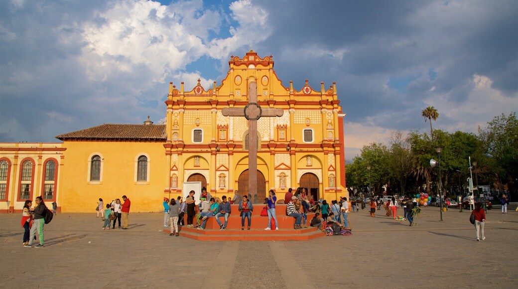 San Cristobal de las Casas Cathedral showing religious elements, a square or plaza and heritage architecture