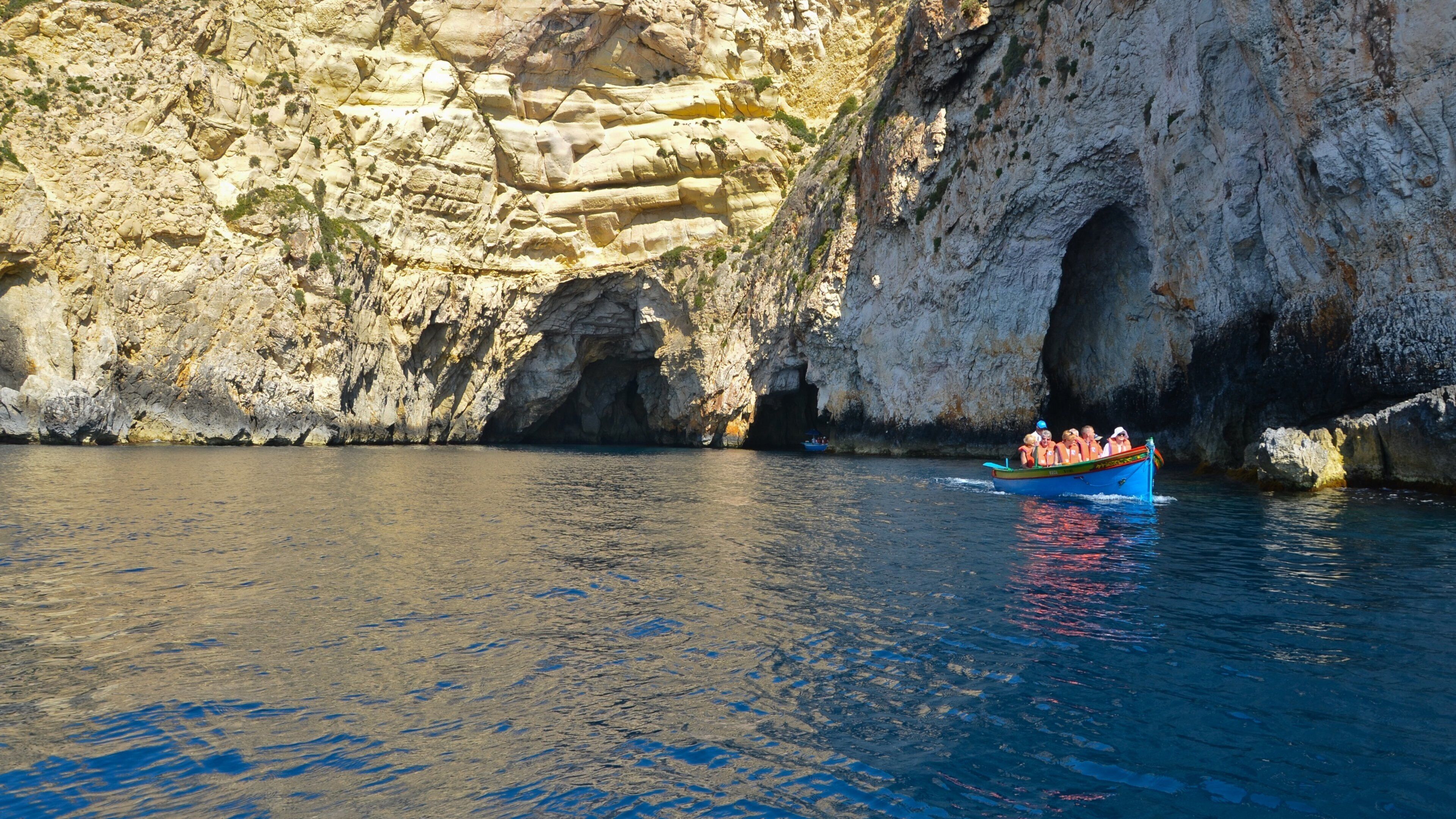 Zurrieq featuring rocky coastline, boating and caves