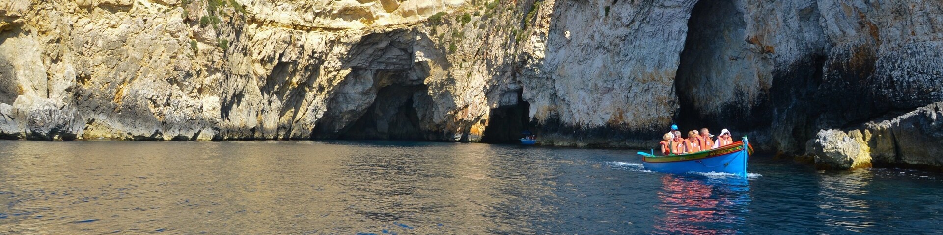 Zurrieq featuring rocky coastline, boating and caves