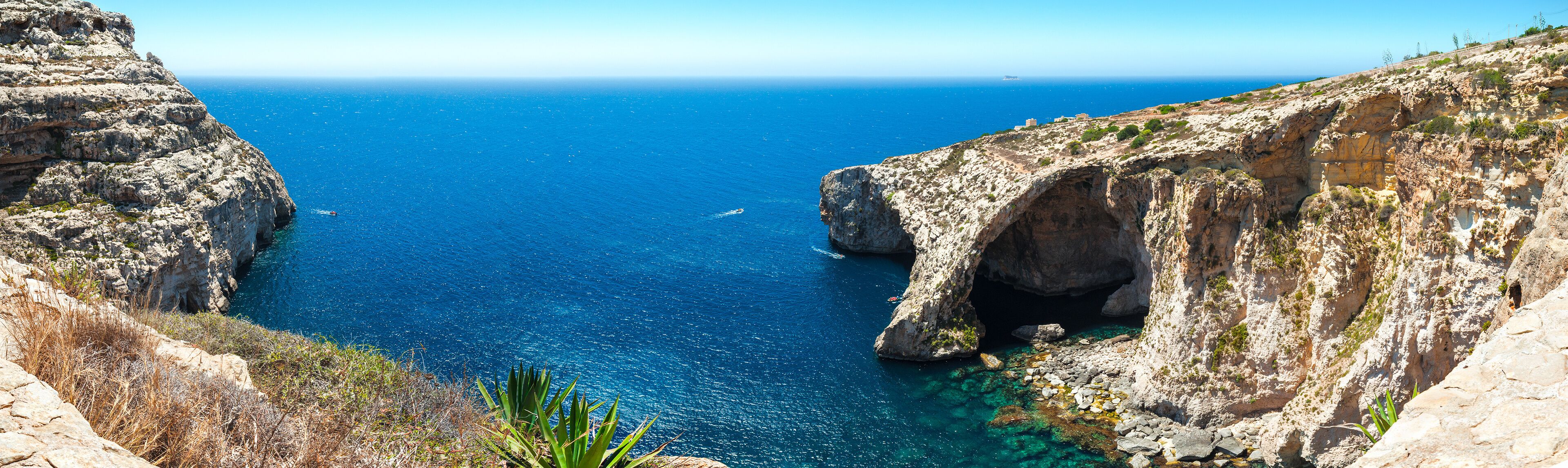 Un paisaje costero con un estrecho paso marino entre acantilados rocosos.