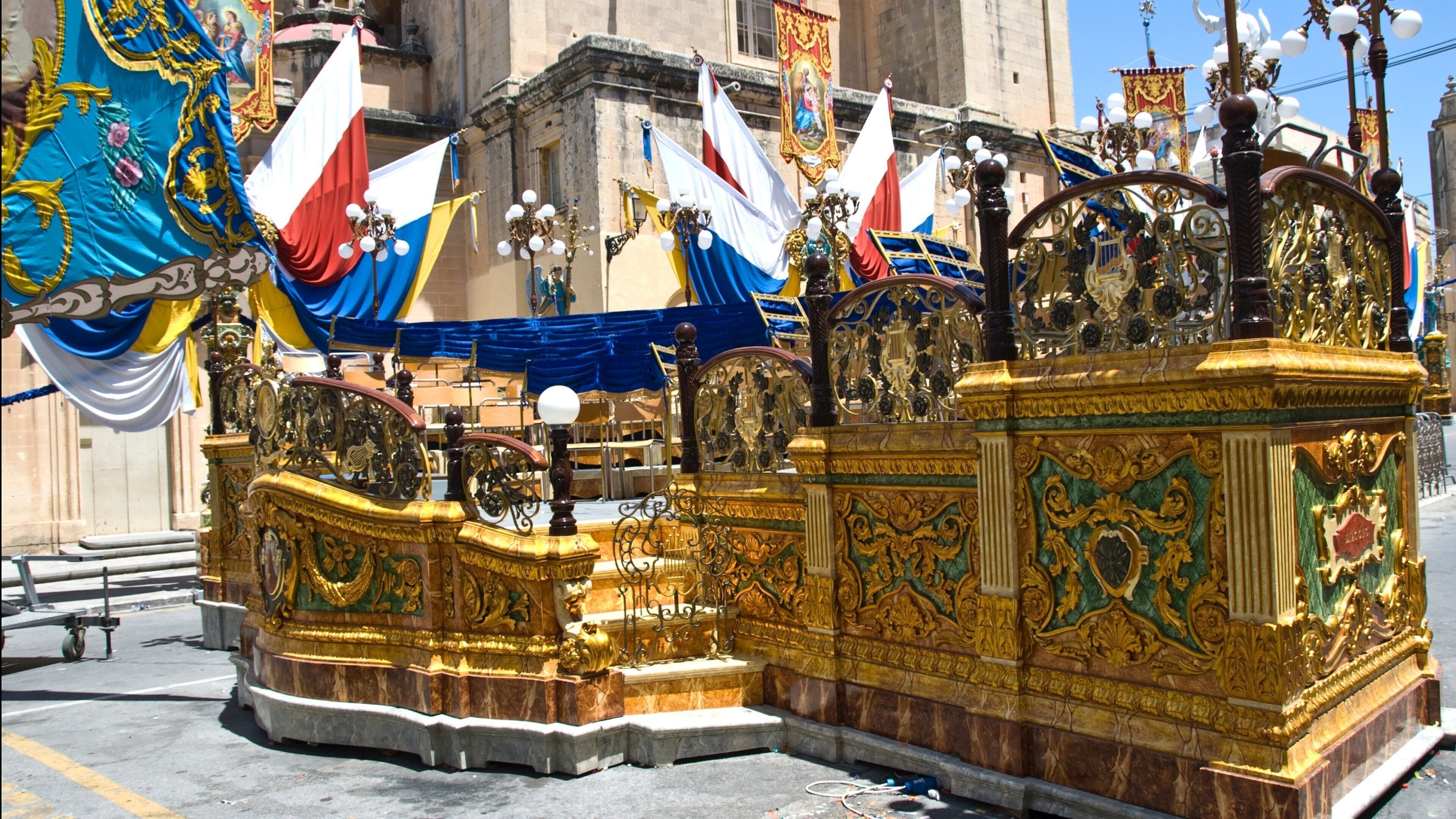 Zurrieq which includes outdoor art, a city and religious elements