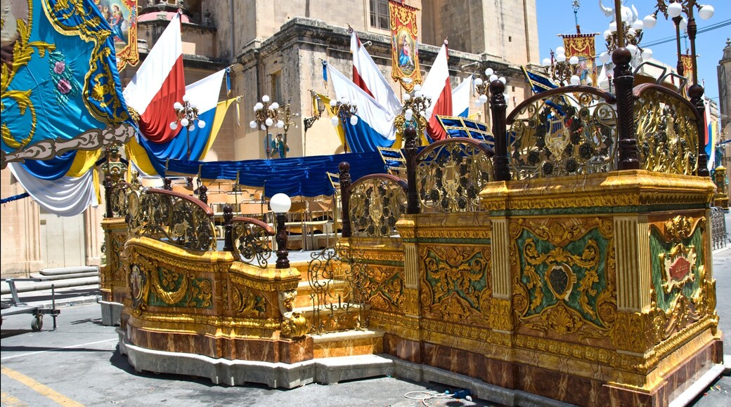 Zurrieq which includes outdoor art, a city and religious elements