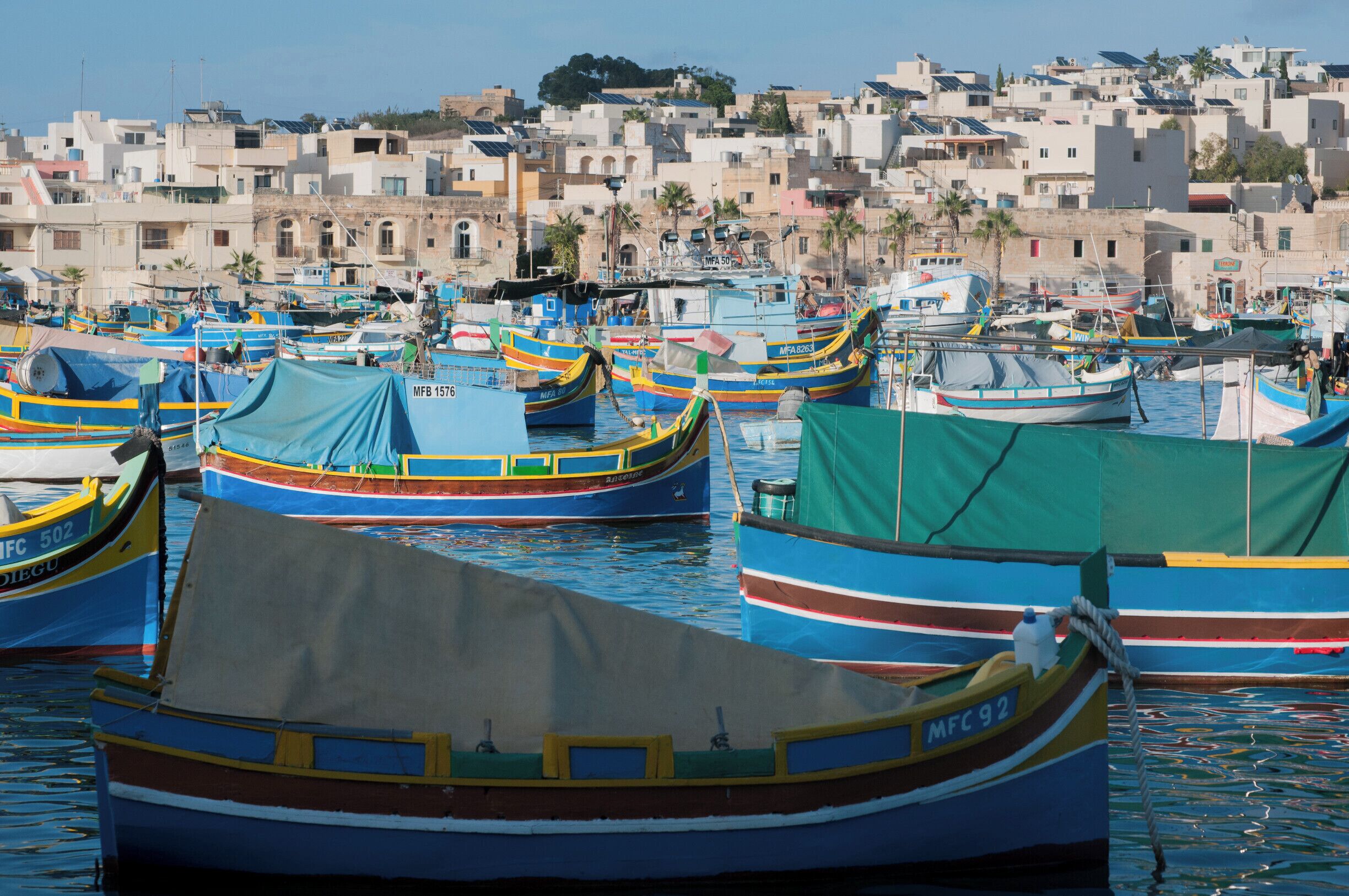 The way I see things, Marsaxlokk is not a place to charm you at first sight. But then, silently, as time goes by, it creeps into your heart and makes you start wondering-- 'Do I really have to leave?'... :)
#colorful #waterlust