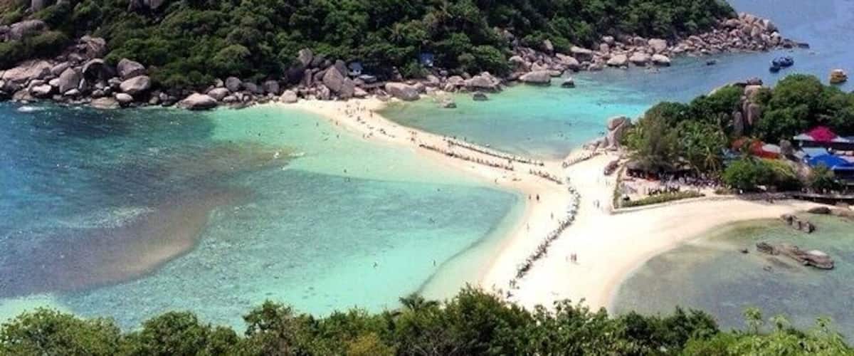 Nang Yuan is a tiny island off the coast of Koh Tao, Thailand. You have to hike a steep, rocky trail to get to the top but this is the view waiting for you :) 💚💙 Happy to be home - but already dreaming of my next adventure!
www.SunshineandSkylines.com