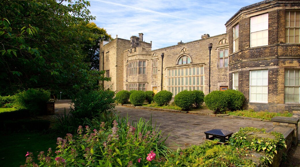 Bolling Hall Museum bevat een tuin, historisch erfgoed en wilde bloemen