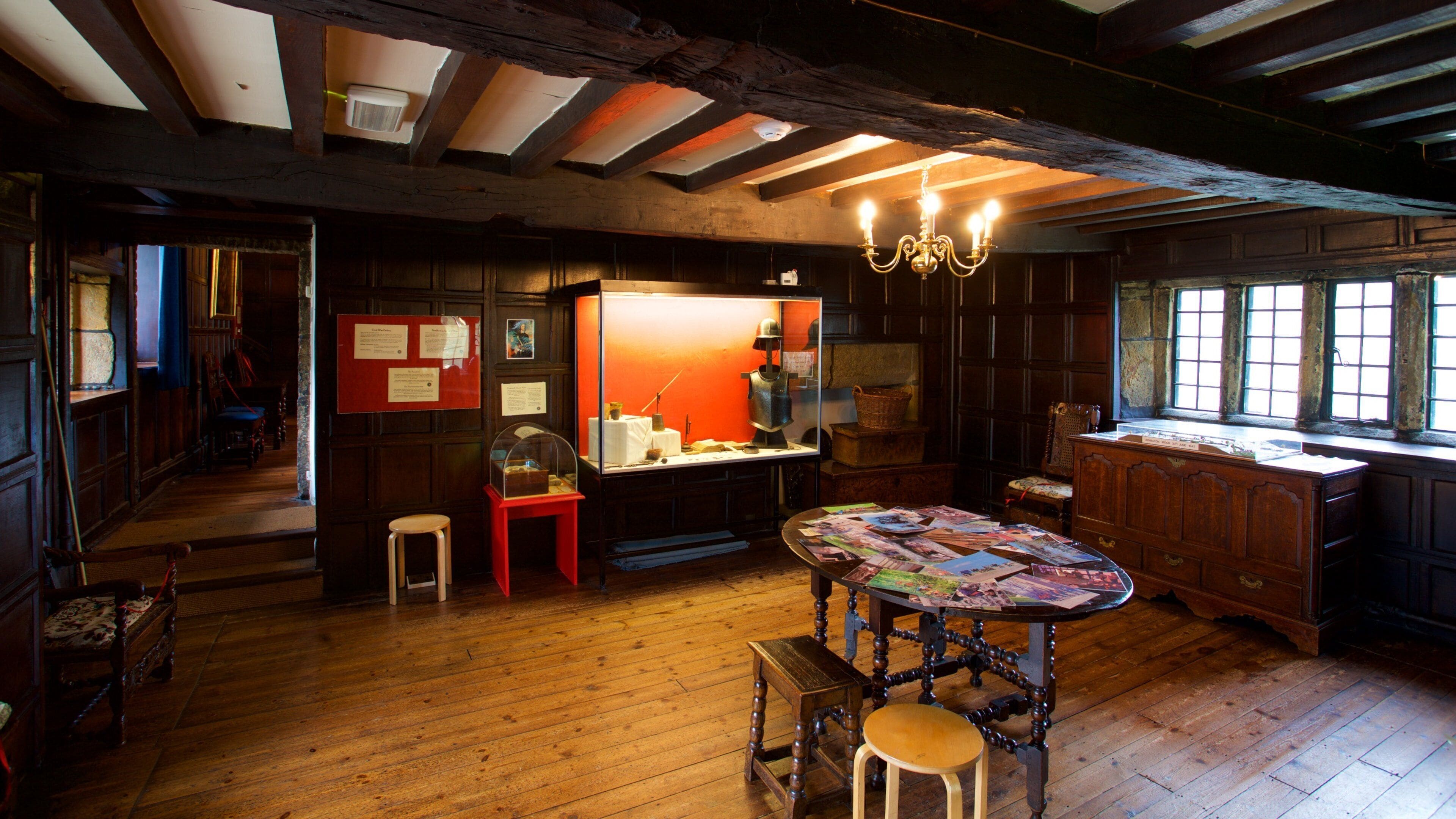 Museo Bolling Hall mostrando elementos patrimoniales, vistas de interior y una casa