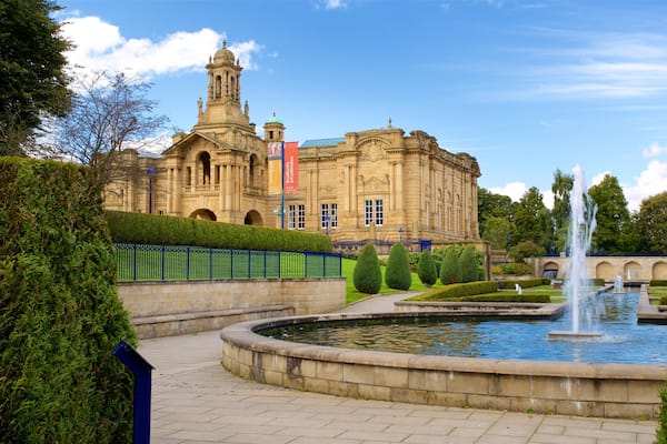 Lister Park showing heritage architecture, a fountain and a park