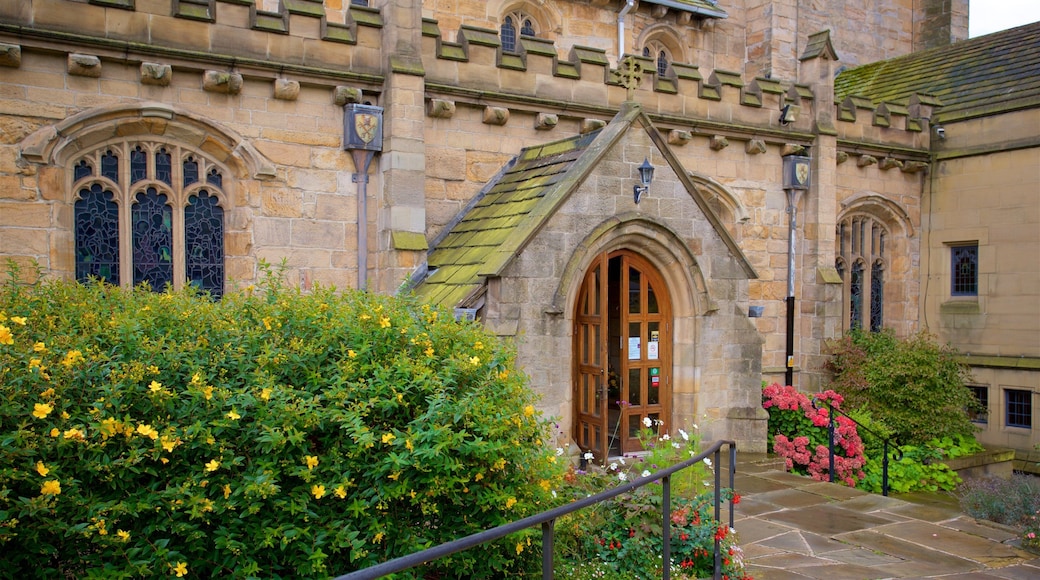 Cathédrale de Bradford montrant fleurs sauvages et patrimoine historique