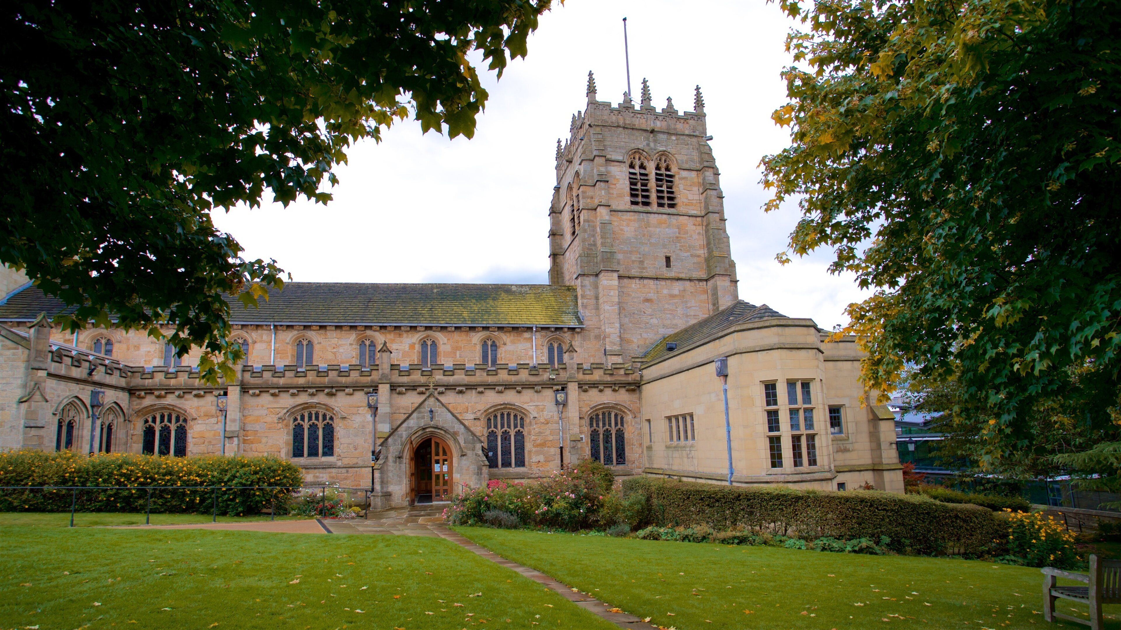 Bradford domkirke som viser park og historisk arkitektur