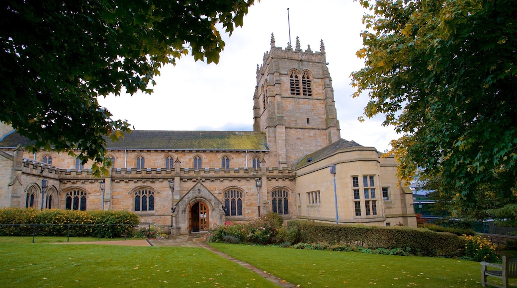 Bradford domkirke som viser park og historisk arkitektur