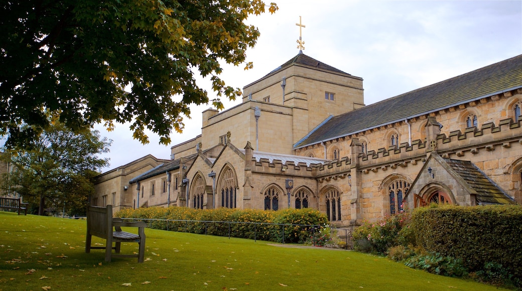 Cathédrale de Bradford qui includes patrimoine architectural et parc