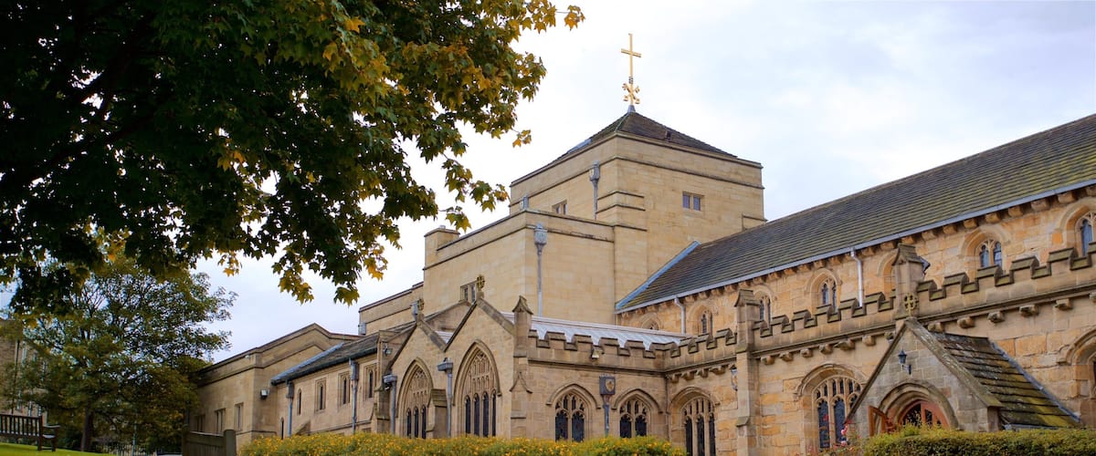 Catedral de Bradford ofreciendo patrimonio de arquitectura y un parque