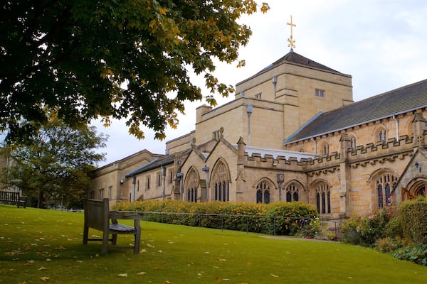 Bradford Cathedral welches beinhaltet historische Architektur und Park