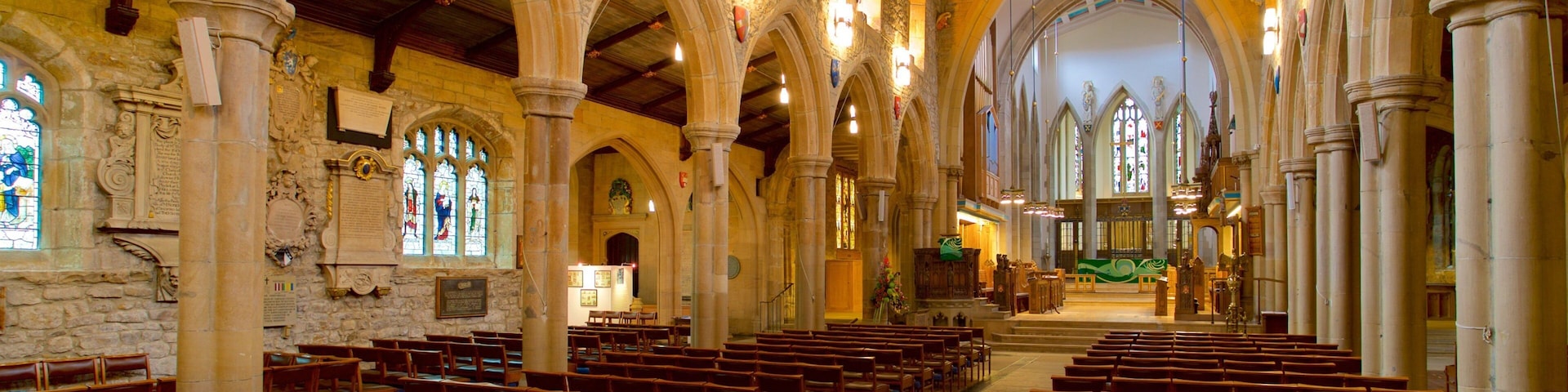 Bradford Cathedral mostrando elementos de patrimônio, vistas internas e uma igreja ou catedral